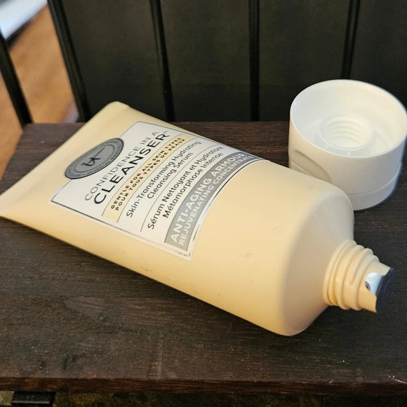 It Cosmetics Confidence in a Cleanser - Picture 3 of 3